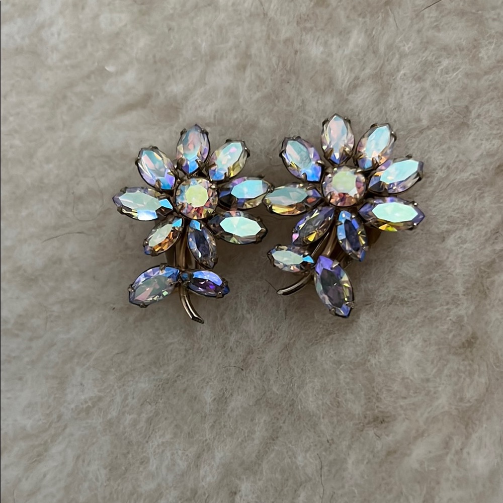 Signed Sherman Canada 🍁 vintage clip earrings.